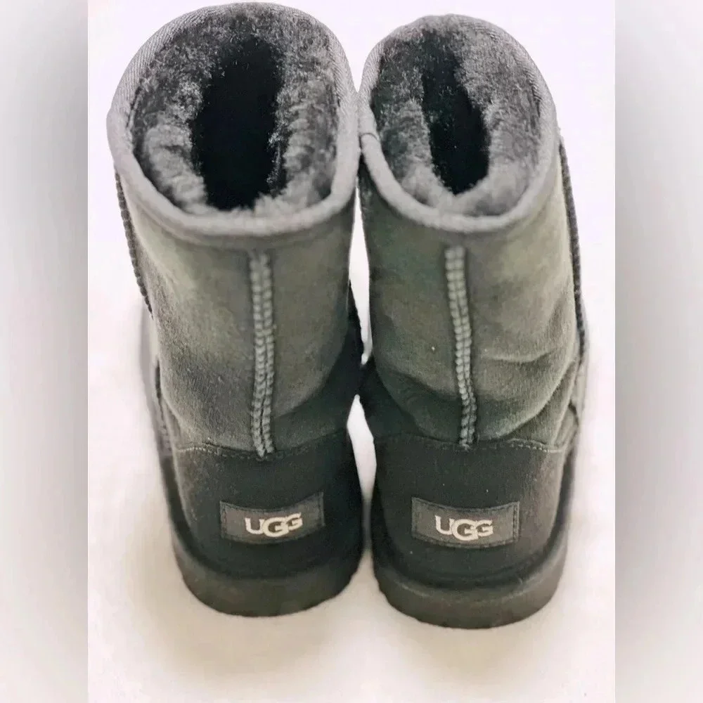 UGG Unisex Kid’s Classic Short Water Resistant Genuine Shesrling Boot Size 3